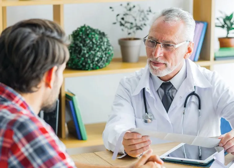 Врач консультирует пациента
